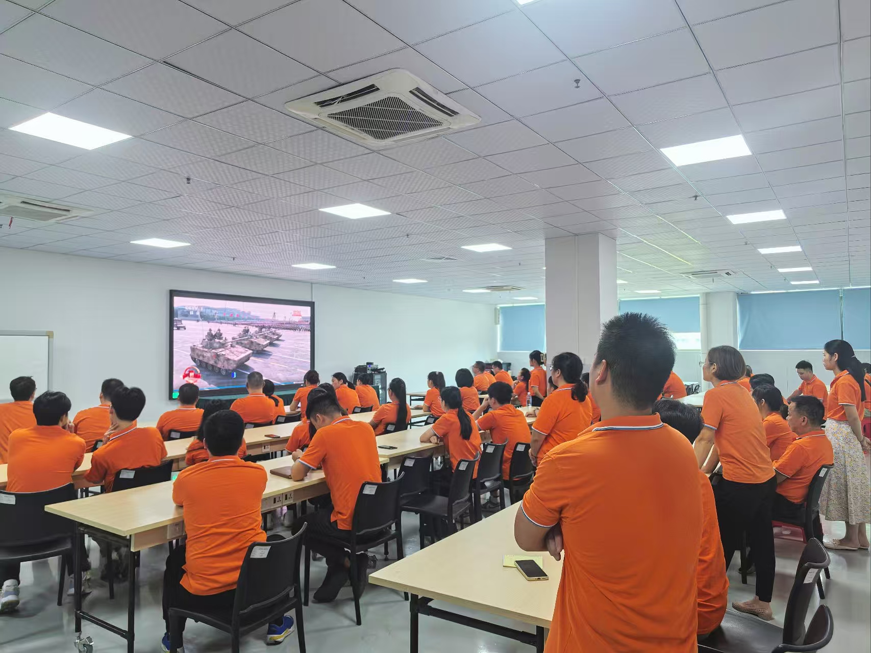 恩創科技-熱血鑄軍魂，同心向未來——恩創員工共觀閱兵儀式